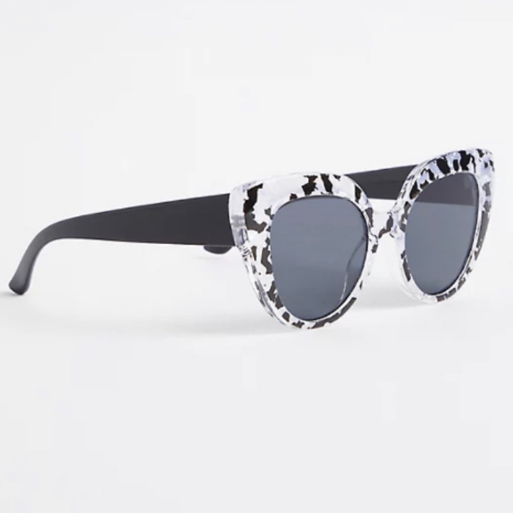 🆕 Black & White Cat Eye Sunglasses With Smoke Lens NWT Torrid New! - Picture 3 of 4
